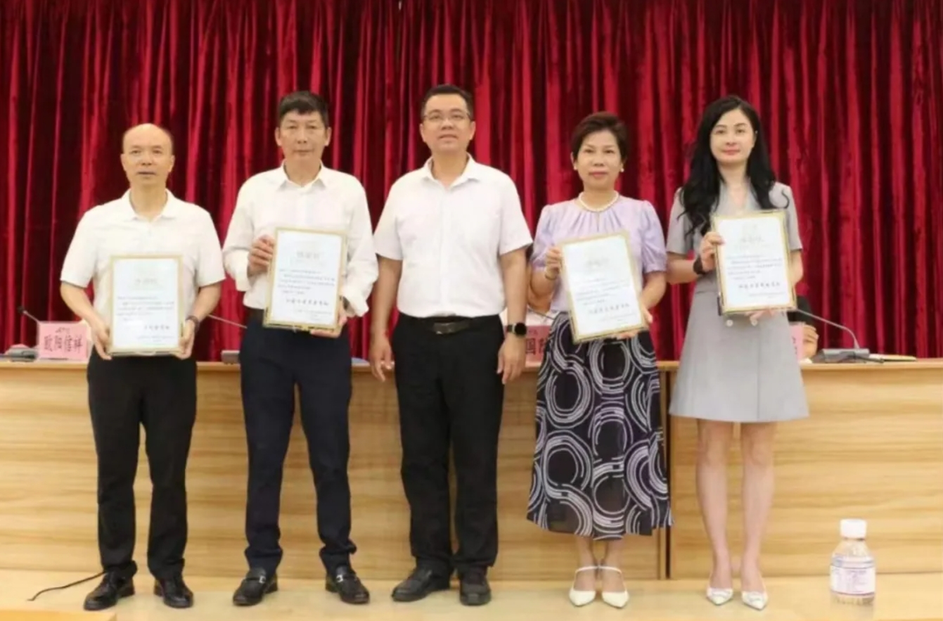 信華電器參加“百千萬(wàn)工程”工作會(huì)議榮獲“社會(huì)力量突出貢獻(xiàn)”表彰